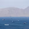 Tàu thuyền di chuyển trên eo biển Hormuz, ngoài khơi tỉnh Musandam, Oman, ngày 27/4/2026. (Ảnh: Reuters/TTXVN)