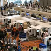 Hành khách xếp hàng tại quầy làm thủ tục ở sân bay Changi, Singapore. (Ảnh: THX/TTXVN)