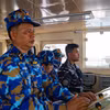 Sau khi nhận thông báo từ Tàu 992 điều hành lễ duyệt binh của Hải quân nước chủ nhà Indonesia, chỉ huy Tàu 09 cùng với hoa tiêu của Hải quân Indonesia phối hợp đưa tàu vào vị trí duyệt binh, nhanh chóng triển khai đội hình cùng các tàu khác chào tàu chỉ huy. (Ảnh: Báo Quân đội Nhân dân)