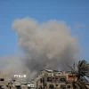 Khói bốc lên từ khu vực al-Tuffah, phía Đông thành phố Gaza sau cuộc không kích của Israel. (Ảnh: THX/TTXVN)