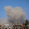 Khói bốc lên từ khu vực al-Tuffah, phía Đông thành phố Gaza sau cuộc không kích của Israel. (Ảnh: THX/TTXVN)