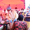 Nhân viên y tế tiêm vaccine phòng bệnh Ebola cho người dân châu Phi. (Ảnh: THX/TTXVN)