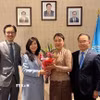 Đại sứ Đỗ Hùng Việt và Phu nhân chúc mừng Đại sứ Lào Thongphane Savanphet và Phu nhân. (Ảnh: Thanh Tuấn/TTXVN)
