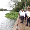 Phó Chủ tịch Ủy ban Nhân dân tỉnh Vĩnh Long Châu Văn Hòa khảo sát khu vực sạt lở ven sông Cần Chông tại Chùa Prek Tung, xã Hùng Hòa. (Ảnh: Thanh Hòa/TTXVN)