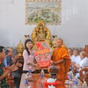 Phó Bí thư Tỉnh ủy, Chủ tịch Ủy ban Mặt trận Tổ quốc Việt Nam tỉnh An Giang Trần Thị Thanh Hương (phải) tặng quà, chúc mừng Tết cổ truyền Chôl Chnăm Thmây tại chùa Tà Pạ, xã Tri Tôn. (Ảnh: Công Mạo/TTXVN)