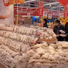 Khách hàng mua sắm tại Big C Long Biên (Hà Nội). (Ảnh: Trần Việt/TTXVN)