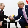 Tổng thống Mỹ Donald Trump (phải) và người đồng cấp Nga Vladimir Putin (trái) tại cuộc gặp ở Osaka, Nhật Bản ngày 28/6/2019. (Ảnh: AFP/TTXVN)