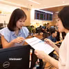 Khách hàng giao dịch tại Công ty Chứng khoán Bảo Việt. (Ảnh: Trần Việt/TTXVN)