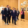 Thủ tướng Phạm Minh Chính và Phu nhân nghe giới thiệu về nhà soạn nhạc cổ điển người Estonia Arvo Pärt. (Ảnh: Dương Giang/TTXVN)
