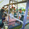 Phần nắp mộ liệt sỹ được nâng lên bằng hệ thống pa lăng xích. Đây là một trong những sáng kiến trong quá trình khai quật lấy mẫu của cán bộ, chiến sỹ Bộ Chỉ huy Quân sự tỉnh Điện Biên. (Ảnh: Xuân Tư/TTXVN)