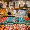 Người dân mua sắm tại một khu chợ ở Toronto, Canada, ngày 16/7/2024. (Ảnh: THX/TTXVN)
