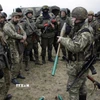 Các binh sỹ Ukraine trong một buổi diễn tập quân sự ở thành phố Mariupol, tỉnh Donetsk, miền Đông Nam nước này. (Ảnh: AFP/TTXVN)