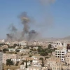 Khói bốc lên sau cuộc không kích nhằm vào các vị trí của lực lượng Houthi ở Sanaa, Yemen. (Ảnh: THX/TTXVN)