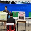 Cử tri đi bỏ phiếu tại một điểm bỏ phiếu ở quận Huai Khwang, Bangkok. (Ảnh: Đỗ Sinh/TTXVN)