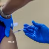 Nhân viên y tế tiêm vaccine phòng COVID-19 cho người dân. (Ảnh: THX/TTXVN)