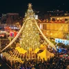 Cây thông được trang hoàng rực rỡ tại quảng trường ở Tbilisi, Gruzia. (Ảnh: THX/TTXVN)