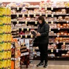 Người tiêu dùng mua sắm tại siêu thị ở California, Mỹ. (Ảnh: THX/TTXVN)