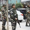 Binh sỹ Ấn Độ gác tại thành phố Srinagar, thủ phủ mùa hè của khu vực Kashmir do Ấn Độ kiểm soát, ngày 9/5/2025. (Ảnh: THX/TTXVN)