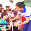 Trao quà cho trẻ em khuyết tật. (Ảnh minh họa. Võ Dung/TTXVN)