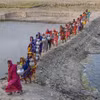 Phụ nữ tại Khulna (Bangladesh) mang nước từ nguồn nước ngọt ở xa sau khi nguồn nước uống tại địa phương bị ảnh hưởng bởi xâm nhập mặn và các vấn đề khác. (Nguồn :Getty Images)