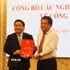 Bí thư Tỉnh ủy Trần Phong trao quyết định phê chuẩn kết quả bầu Chủ tịch HĐND tỉnh Khánh Hòa đối với đồng chí Lâm Đông. (Ảnh: Đặng Tuấn/TTXVN)