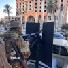 Binh sỹ gác trên đường phố tại Zawiya, Libya. (Ảnh: THX/TTXVN)