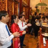 Lãnh đạo xã Hy Cương dâng hương tưởng niệm các Vua Hùng tại Đền Thượng. (Ảnh: Tạ Toàn/TTXVN)