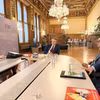 Đại sứ Việt Nam tại Áo Vũ Lê Thái Hoàng gặp Thị trưởng Thành phố Vienna Michael Ludwig trao đổi về thúc đẩy hợp tác địa phương, giao lưu nhân dân và quan tâm, hỗ trợ cộng đồng người Việt Nam tại Vienna. (Ảnh TTXVN phát)