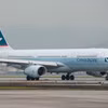 Một máy bay của Hãng Cathay Pacific tại sân bay quốc tế Hong Kong, Trung Quốc. (Ảnh: AFP/TTXVN)