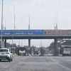 Trạm thu phí trên Quốc lộ 51, đoạn qua Đồng Nai, đã ngừng thu phí gần 3 năm qua nhưng đến nay vẫn chưa tháo dỡ. (Ảnh: Công Phong/TTXVN)