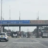 Trạm thu phí trên Quốc lộ 51, đoạn qua Đồng Nai, đã ngừng thu phí gần 3 năm qua nhưng đến nay vẫn chưa tháo dỡ. (Ảnh: Công Phong/TTXVN)