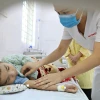 Bệnh nhi mắc sốt xuất huyết. (Ảnh: Minh Quyết/TTXVN)