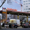 Bơm xăng cho các phương tiện tại một trạm xăng ở Paris, Pháp. (Ảnh: THX/TTXVN)