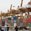 Hàng hóa được xếp tại cảng ở Bangkok, Thái Lan. (Ảnh: AFP/TTXVN)