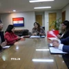 Đại sứ Ngô Minh Nguyệt và Tổng Vụ trưởng Chính sách Đa phương trực thuộc Bộ Ngoại giao Paraguay Nimia Da Silva Boschert trao đổi các biện pháp thúc đẩy hơn nữa quan hệ hợp tác chính trị, kinh tế và thương mại giữa hai nước, đặc biệt tại các diễn đàn đa phương và khu vực như Liên hợp quốc và Mercosur. (Ảnh: Diệu Hương/TTXVN)