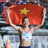 Niềm vui của "nữ hoàng điền kinh" Nguyễn Thị Oanh sau khi giành huy chương vàng nội dung chạy 5000m nữ, lập kỷ lục 5 lần liên tiếp giành "ngôi vương" ở nội dung này tại các kỳ SEA Games. (Ảnh: Minh Quyết/TTXVN)