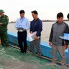 Tuyên truyền chống khai thác IUU với ngư dân. (Ảnh: Nguyễn Lành/TTXVN)