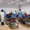 Nhân viên y tế chăm sóc bệnh nhân mắc bệnh tả tại trung tâm điều trị ở Lusaka, Zambia. (Ảnh: THX/TTXVN)