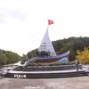 Biểu tượng con tàu tại Khu du lịch Mũi Cà Mau. (Ảnh: Tuấn Phi/TTXVN)