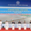 Các đại biểu thực hiện nghi lễ ấn nút khởi công dự án đầu tư xây dựng cầu Ngọc Hồi và đường dẫn hai đầu cầu. (Ảnh: Nguyễn Thắng/TTXVN)