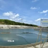 Hồ chứa nước ngọt có dung tích khoảng 45.000m3, lấy từ nguồn nước mưa thu hồi từ trên đồi xuống hồ chứa. (Ảnh: Minh Huệ/TTXVN)