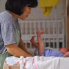 Nhân viên chăm sóc trẻ sơ sinh tại Nhà thờ cộng đồng Jusarang ở phía Nam Seoul, Hàn Quốc. (Ản minh họa. AFP/TTXVN)