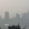 Trung tâm Manhattan chìm trong khói mù nhìn từ phía Brooklyn. (Ảnh: Thanh Tuấn/TTXVN)