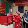 Cụ Lê Thị Ninh, 100 tuổi (phường Hồng Châu) trực tiếp bỏ phiếu bầu cử tại khu vực bỏ phiếu số 2 phường Hồng Châu, tỉnh Hưng Yên. (Ảnh: Nguyễn Công Hải/TTXVN)