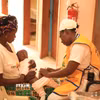 Nhân viên y tế tiêm vaccine phòng sốt rét cho em nhỏ tại Douala, Cameroon. (Ảnh: THX/TTXVN)