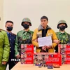 Bắt giữ đối tượng vận chuyển trái phép pháo lậu qua biên giới. (Ảnh: TTXVN phát)
