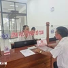 Người dân đến nộp hồ sơ trong ngày vận hành thử nghiệm chính quyền hai cấp cấp xã, phường tại phường Pleiku, Gia Lai. (Ảnh: Hồng Điệp/TTXVN)