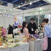 Khách nước ngoài tham quan gian hàng Việt Nam. (Ảnh: Đức Thắng/TTXVN)