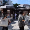 Người dân di chuyển dưới trời nắng nóng tại Seoul, Hàn Quốc. (Ảnh: Yonhap/TTXVN)