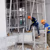 Thi công xây dựng nhà ở xã hội. (Ảnh: Nguyễn Chinh/TTXVN)